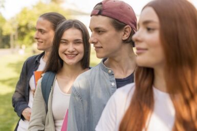 Groupe de 4 adolescents souriant, heureux regardant vers l'avenir