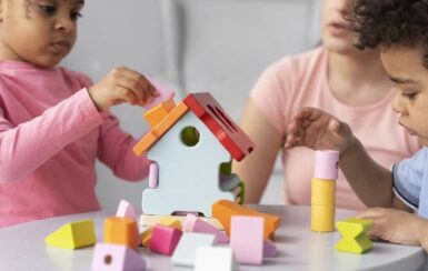 Des enfants jouent avec une maison en lego