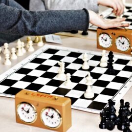 Partie d'échecs sur le point d'être gagnée par les blancs