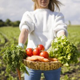 Femme qui tient un panier de légumes