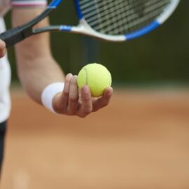 Joueur de tennis s'apprêtant à lancer sa balle.