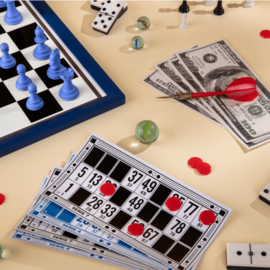 Plusieurs jeux représentés (loto, échecs, billes, dominos ...)