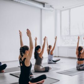 Groupe de femme en pleine séance de yoga